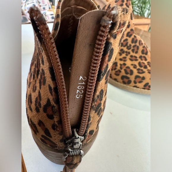 Faux Leopard Fur Print Ankle Boots/Booties - Zip Back - Low Heel Shoes - Size 7 - Picture 5 of 7